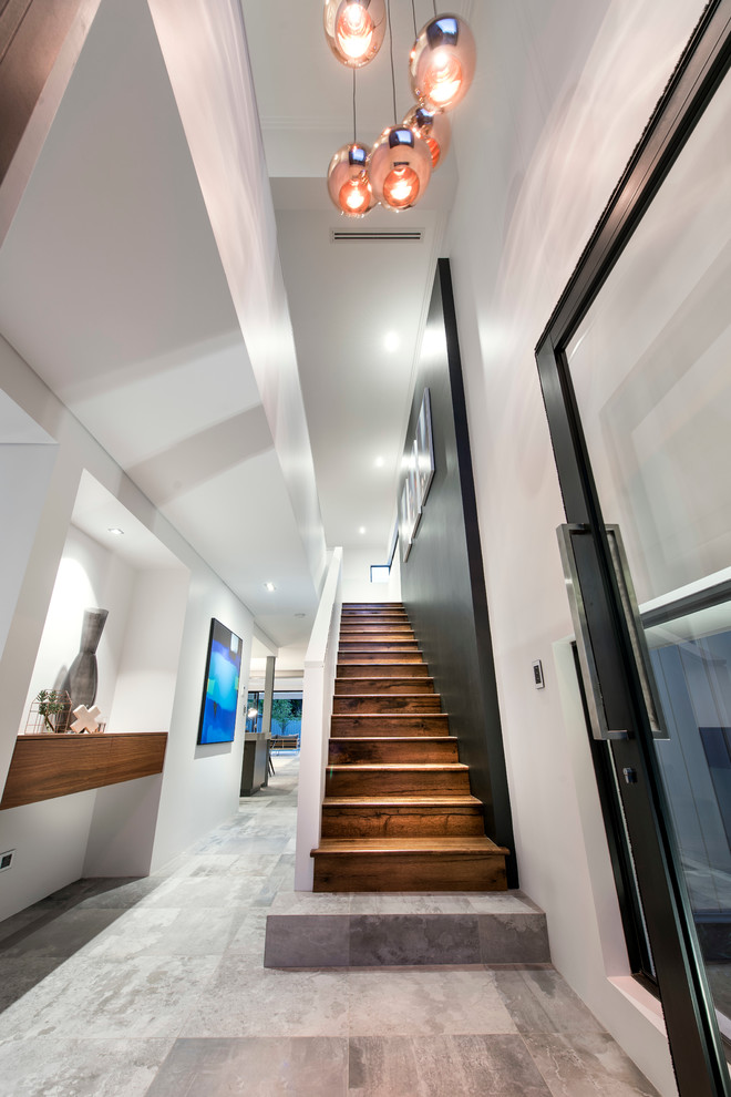 Mittelgroße Industrial Haustür mit weißer Wandfarbe, Porzellan-Bodenfliesen, Drehtür und Haustür aus Metall in Perth