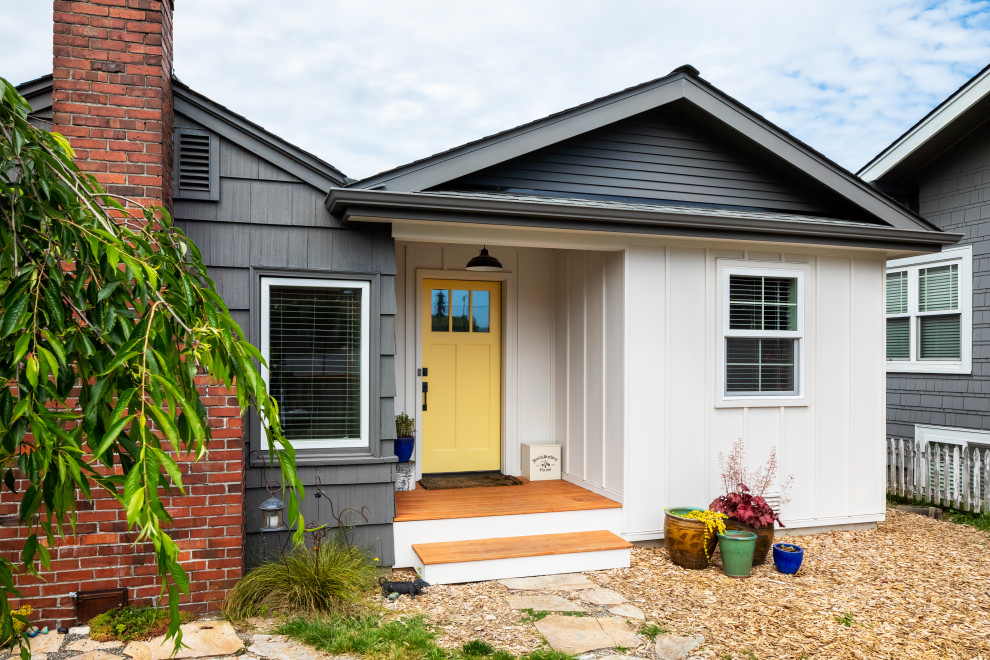 Foto de entrada de estilo de casa de campo de tamaño medio con puerta simple y puerta amarilla