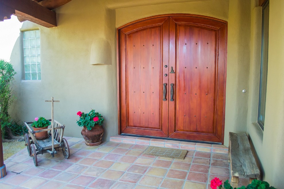 На фото: входная дверь в стиле фьюжн с бежевыми стенами, полом из терракотовой плитки, двустворчатой входной дверью, красной входной дверью и разноцветным полом с
