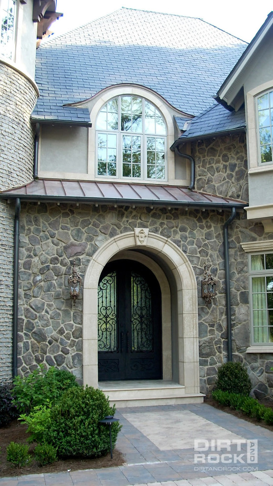 Стильный дизайн: большая входная дверь в классическом стиле с бежевыми стенами, двустворчатой входной дверью и черной входной дверью - последний тренд