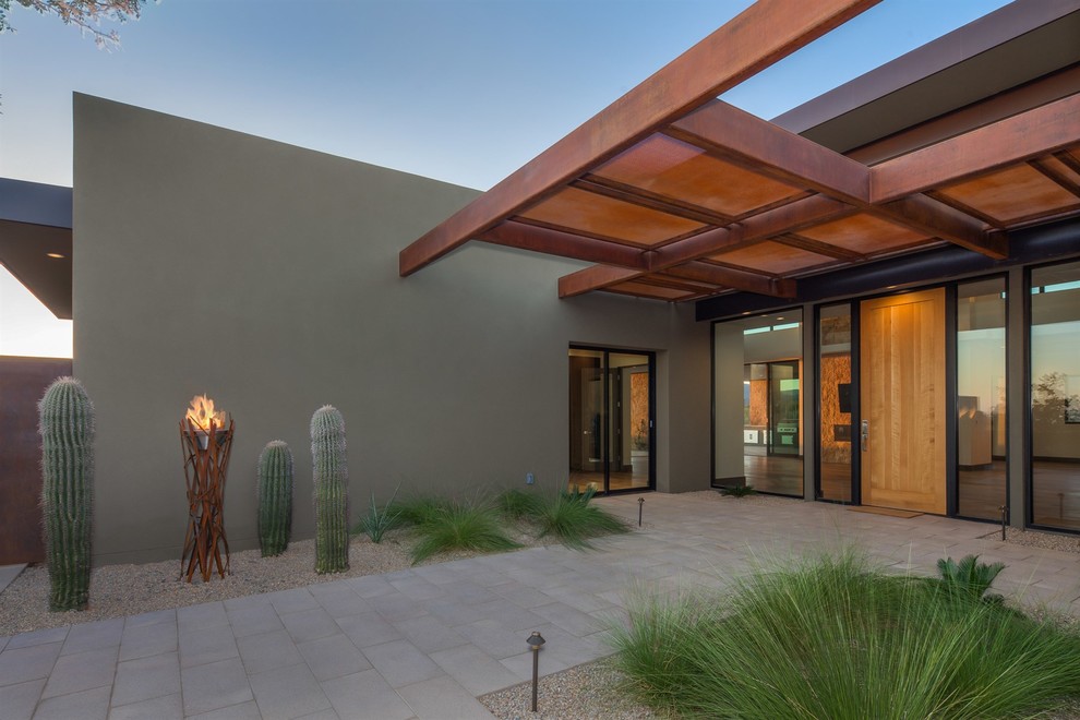 Große Moderne Haustür mit grüner Wandfarbe, Betonboden, Einzeltür und heller Holzhaustür in Phoenix