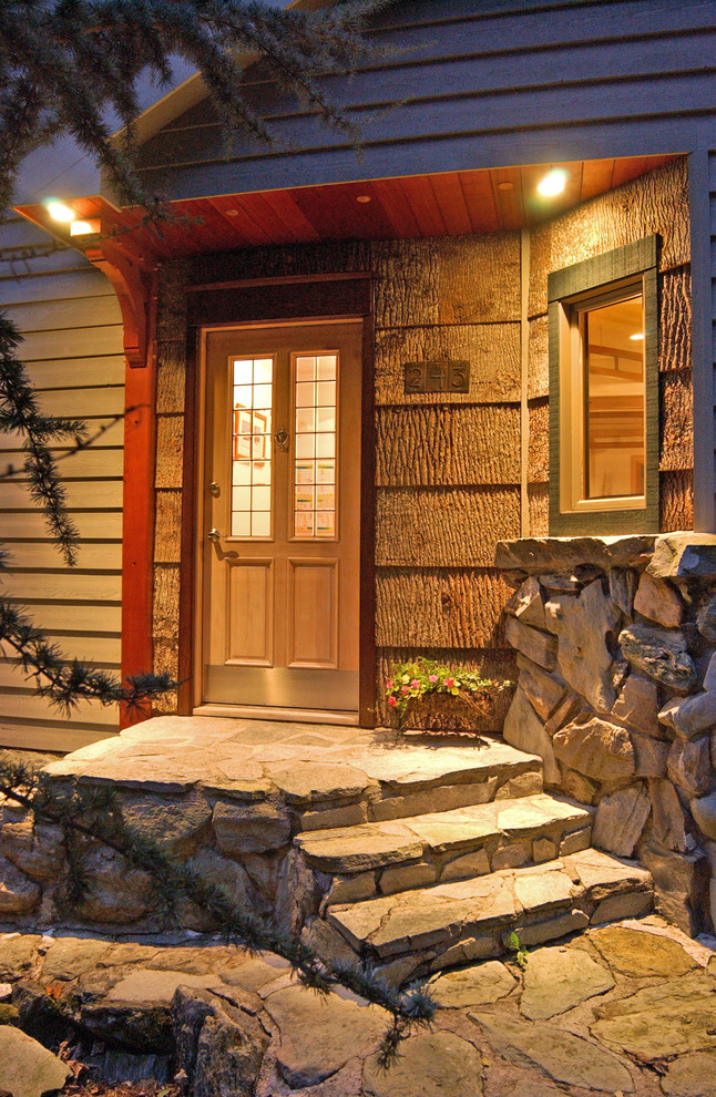 Diseño de puerta principal rústica pequeña con paredes beige, suelo de pizarra, puerta simple y puerta de vidrio