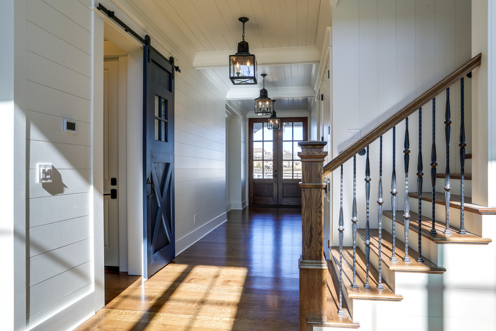 Example of a cottage entryway design in Nashville