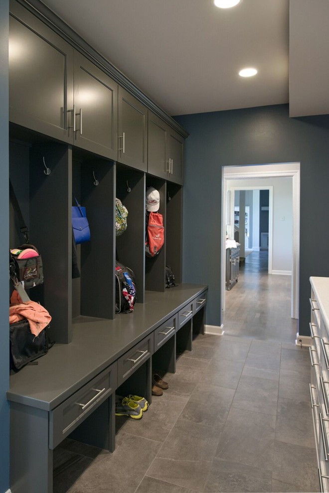 На фото: тамбур среднего размера со шкафом для обуви в классическом стиле с полом из сланца, серым полом и серыми стенами с