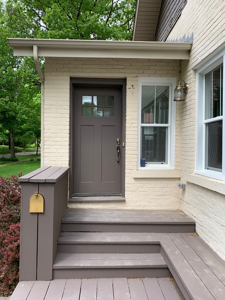 На фото: входная дверь среднего размера в классическом стиле с желтыми стенами, одностворчатой входной дверью и серой входной дверью с