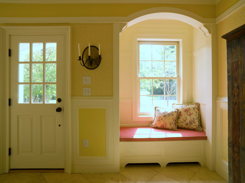Immagine di un grande ingresso tradizionale con pareti multicolore, pavimento in travertino, una porta singola e una porta bianca