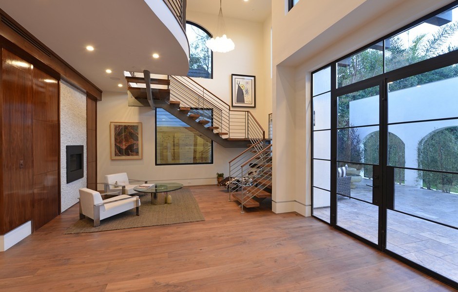 Photo of a contemporary entrance in Los Angeles.