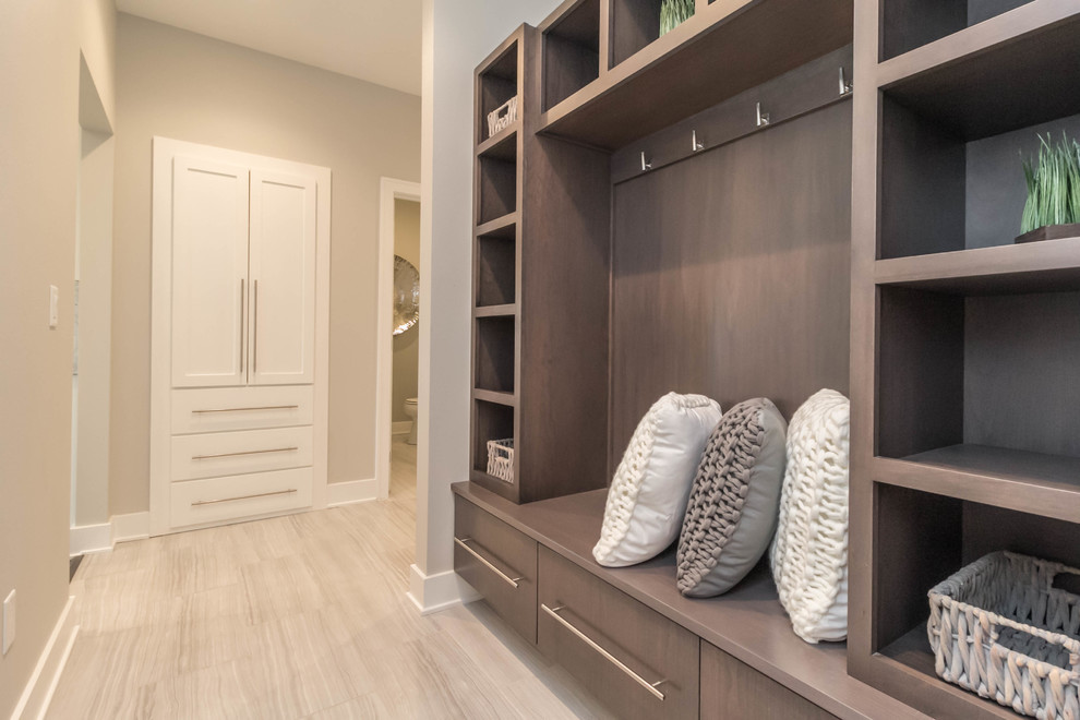 Идея дизайна: тамбур среднего размера со шкафом для обуви в современном стиле с серыми стенами и полом из керамогранита