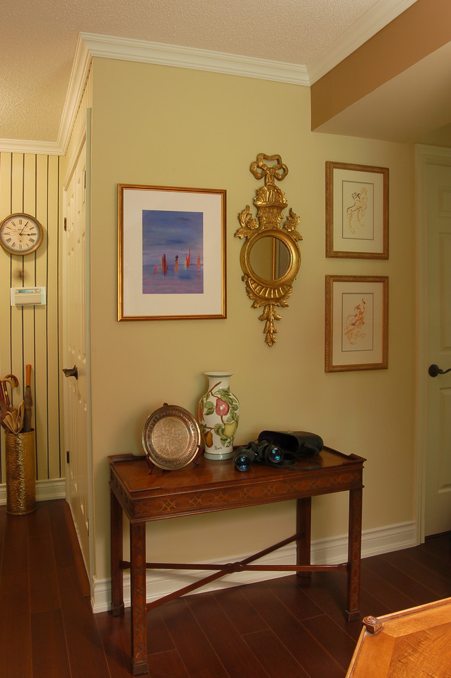 Modelo de hall clásico pequeño con paredes beige, suelo de madera oscura, puerta simple y puerta azul