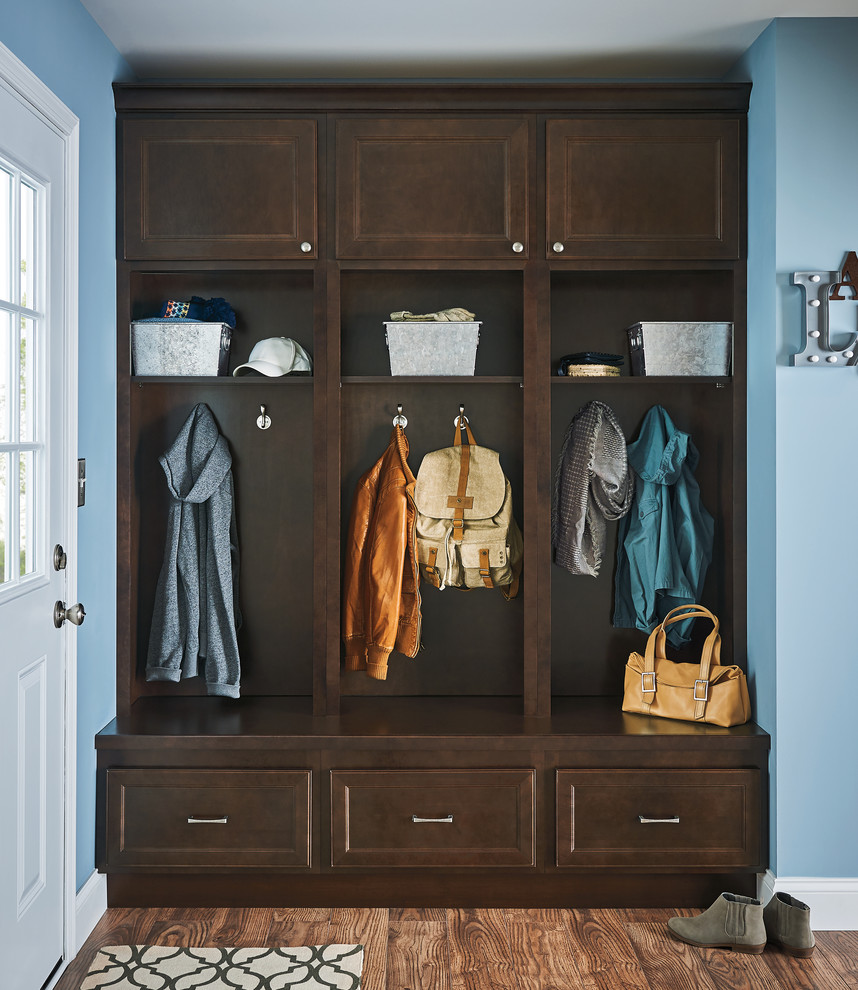 На фото: тамбур со шкафом для обуви в классическом стиле с синими стенами, паркетным полом среднего тона, белой входной дверью и коричневым полом с