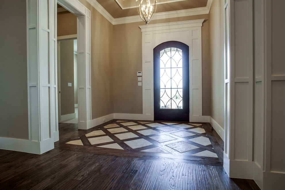 ダラスにある高級な小さなトランジショナルスタイルのおしゃれな玄関ロビー (ベージュの壁、セラミックタイルの床、金属製ドア) の写真