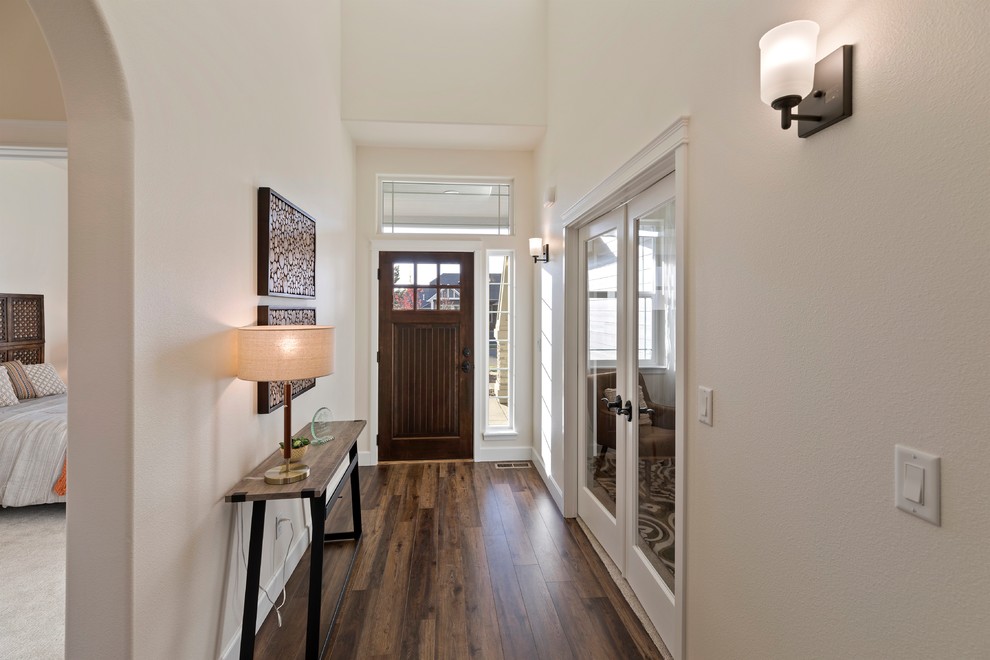 Idee per una porta d'ingresso moderna di medie dimensioni con pareti bianche, pavimento in vinile, una porta singola, una porta in legno scuro e pavimento marrone