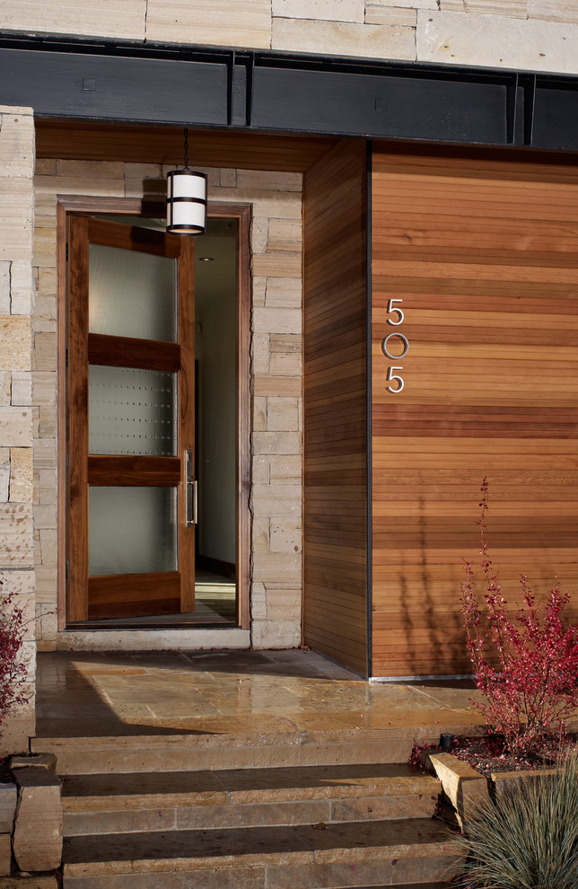 Стильный дизайн: входная дверь среднего размера в современном стиле с одностворчатой входной дверью, стеклянной входной дверью, полом из травертина и бежевыми стенами - последний тренд