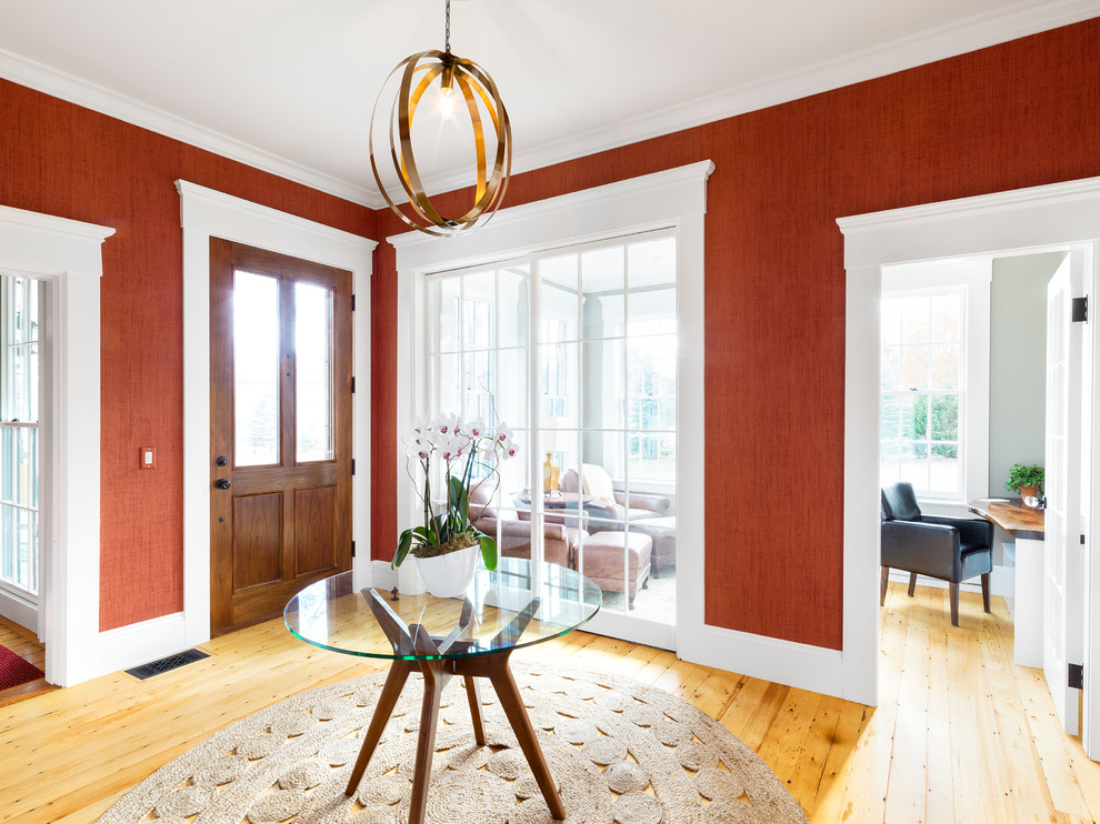Источник вдохновения для домашнего уюта: большое фойе в стиле неоклассика (современная классика) с красными стенами, светлым паркетным полом, одностворчатой входной дверью и входной дверью из дерева среднего тона