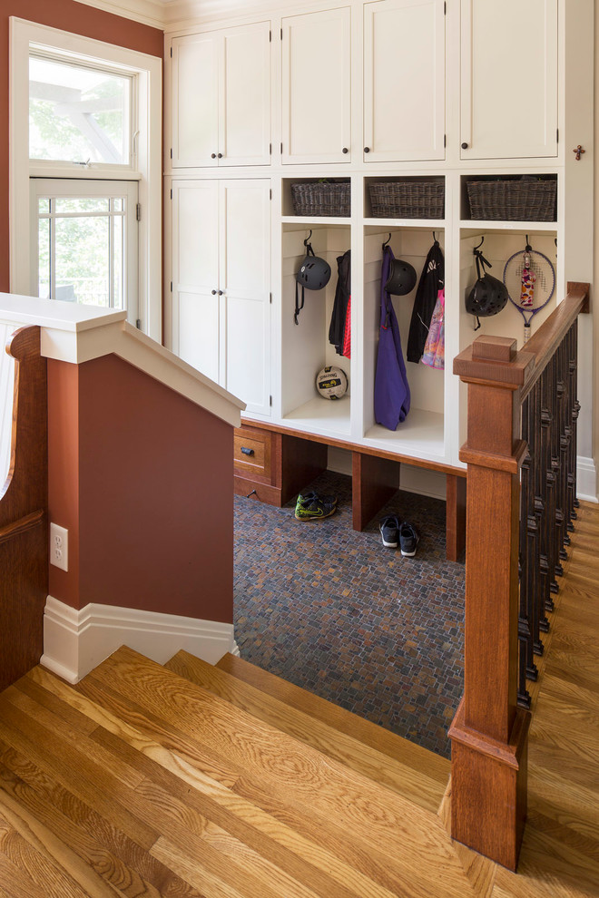 Источник вдохновения для домашнего уюта: тамбур среднего размера в стиле неоклассика (современная классика) с красными стенами, паркетным полом среднего тона, одностворчатой входной дверью и белой входной дверью