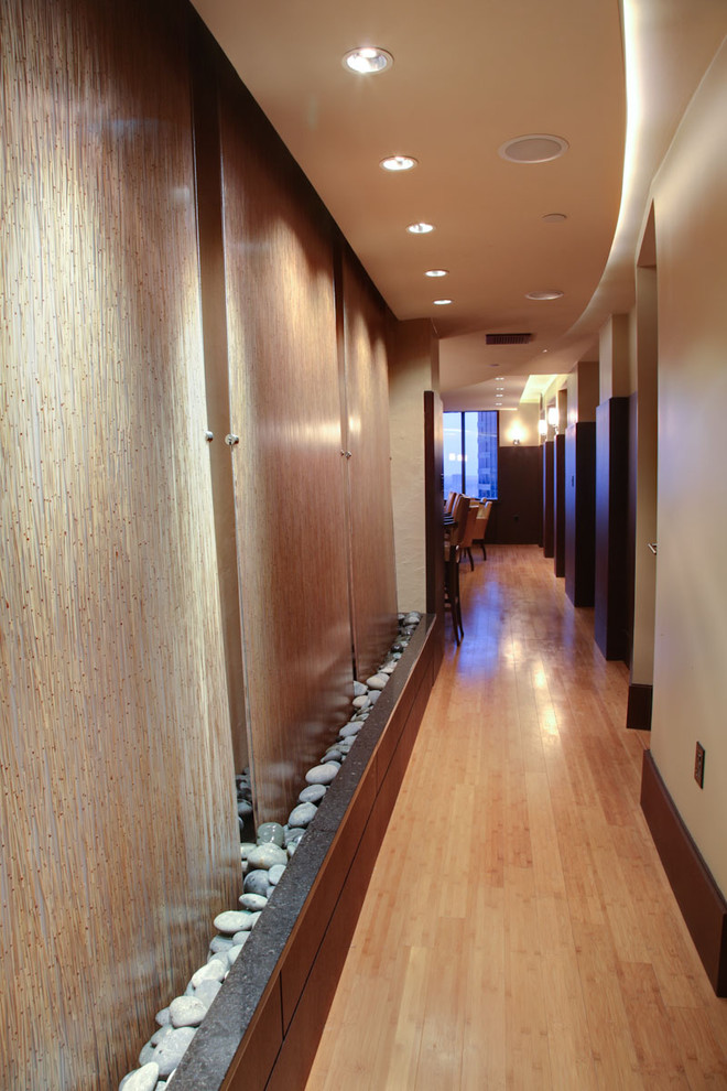 Mittelgroßes Modernes Foyer mit beiger Wandfarbe, Bambusparkett, Einzeltür und hellbrauner Holzhaustür in Atlanta