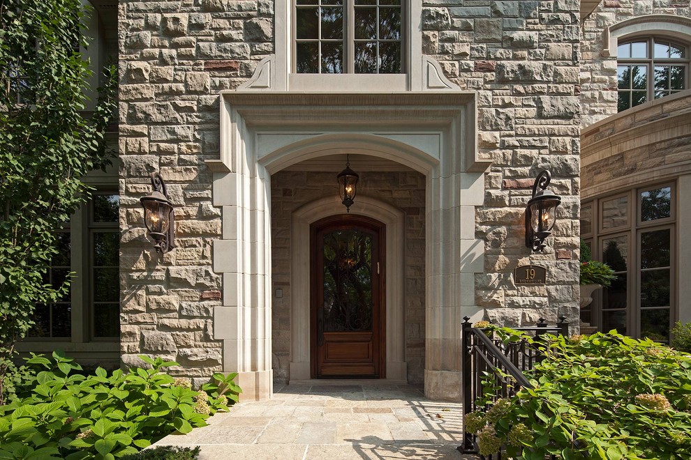 На фото: входная дверь в классическом стиле с одностворчатой входной дверью с