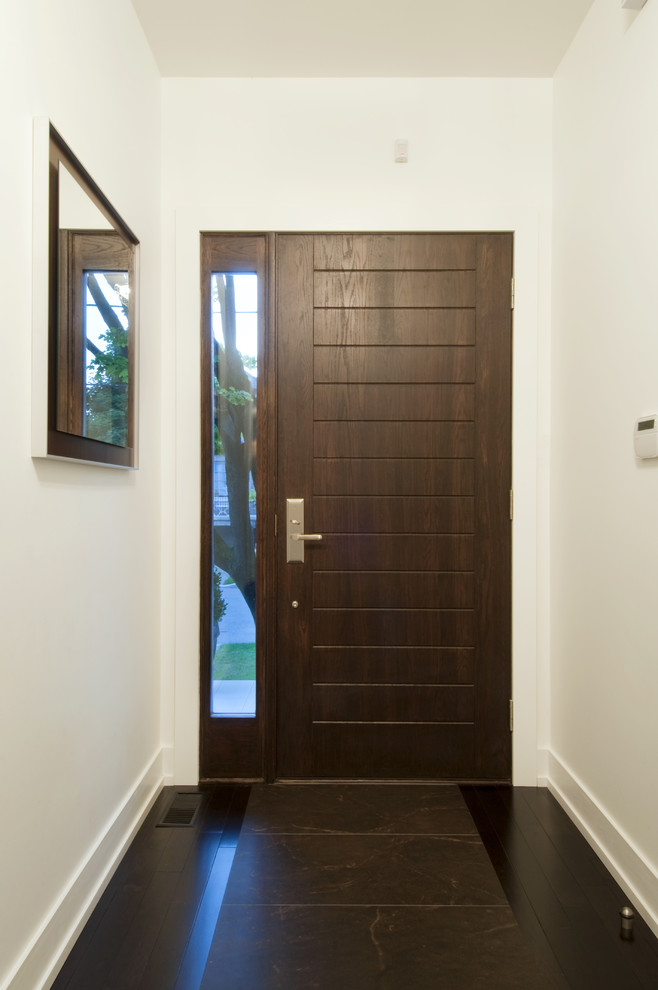 Idée de décoration pour une porte d'entrée design avec une porte simple et une porte en bois foncé.