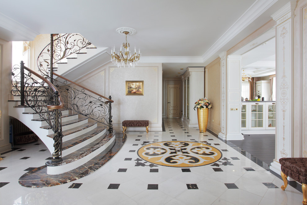 Idéer för vintage entréer, med beige väggar, marmorgolv och flerfärgat golv