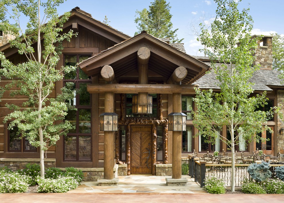 Rustikale Haustür mit brauner Wandfarbe, Einzeltür, hellbrauner Holzhaustür und beigem Boden in Sonstige