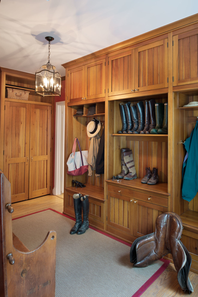 На фото: большой тамбур со шкафом для обуви в классическом стиле с паркетным полом среднего тона, коричневыми стенами и коричневым полом