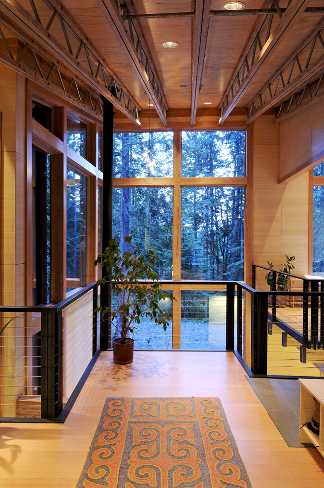 Cette photo montre un grand hall d'entrée tendance avec parquet en bambou.