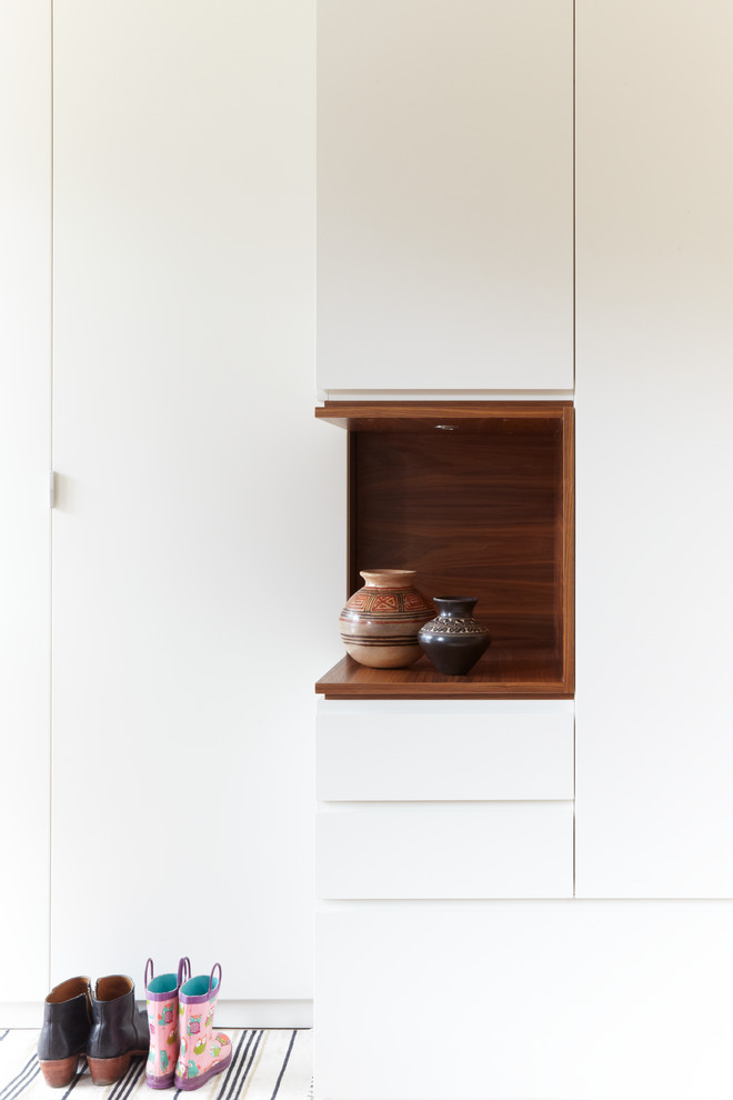 Modelo de distribuidor minimalista pequeño con paredes blancas y puerta blanca