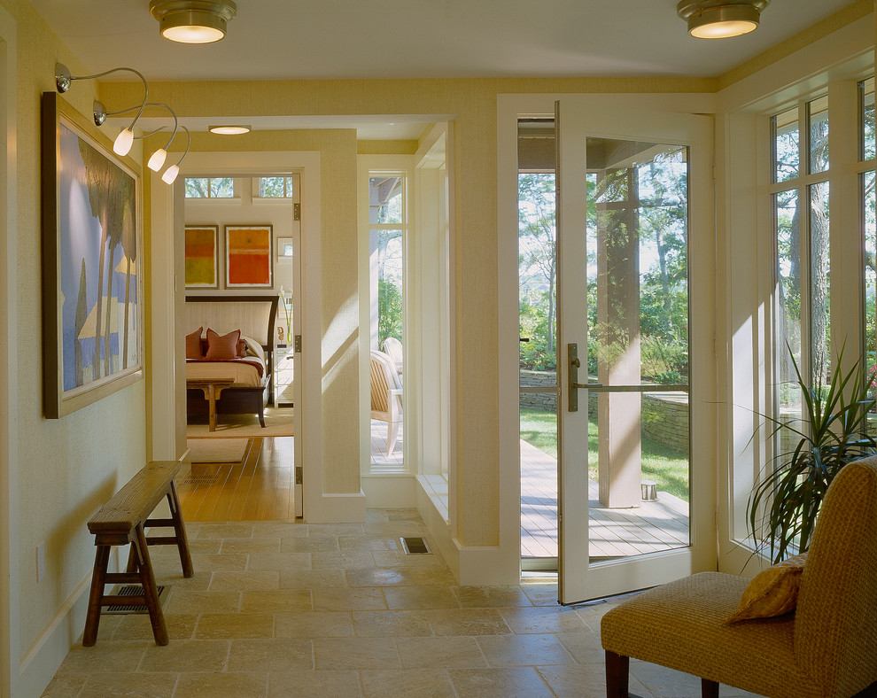 Diseño de hall tradicional con paredes beige, puerta simple y puerta de vidrio