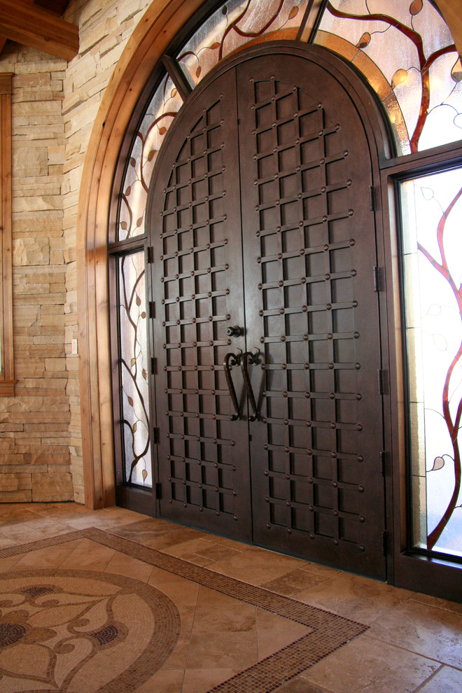 Idee per un ingresso o corridoio chic con pareti marroni, pavimento alla veneziana, una porta a due ante e una porta in metallo