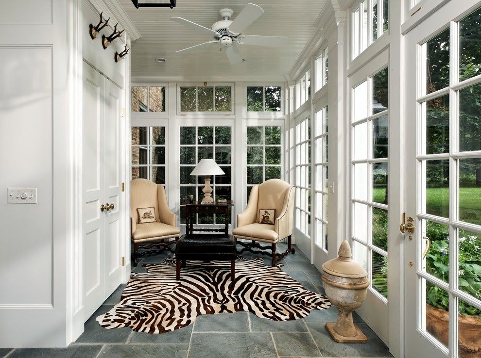 На фото: фойе в классическом стиле с белыми стенами, полом из сланца, двустворчатой входной дверью и белой входной дверью