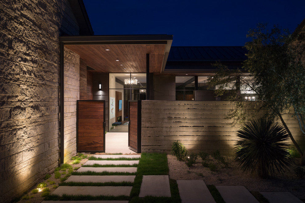Mittelgroße Moderne Haustür mit Einzeltür, Haustür aus Metall und beiger Wandfarbe in Austin