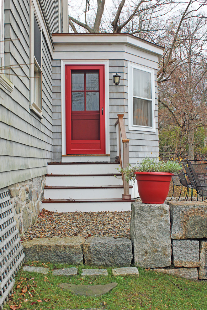 Klassischer Eingang mit Stauraum und roter Haustür in Boston