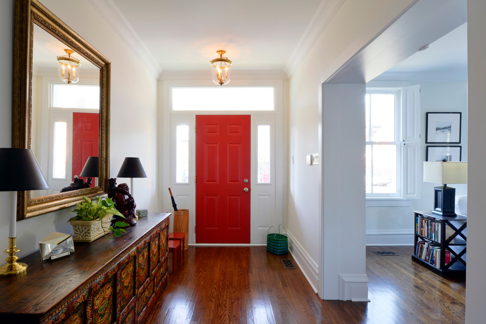 Diseño de puerta principal clásica renovada con paredes blancas, suelo de madera en tonos medios, puerta simple y puerta roja