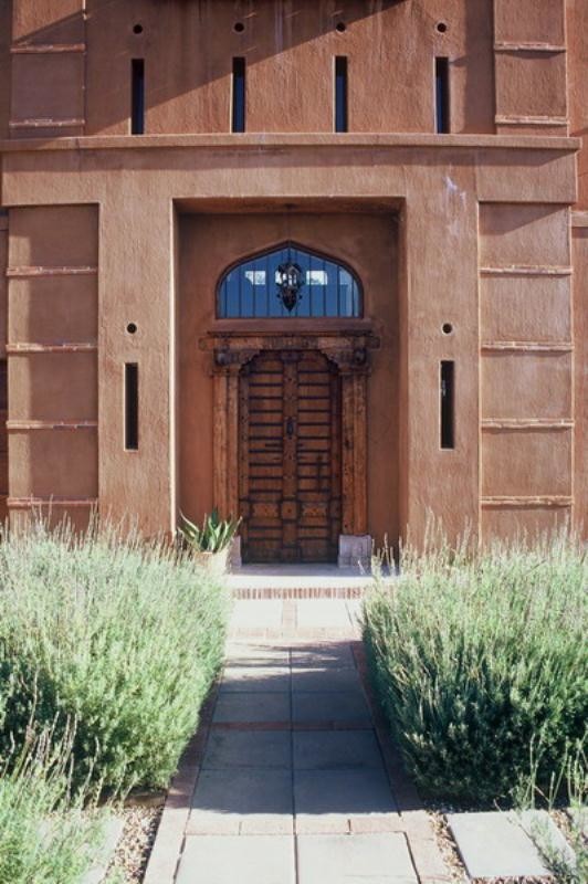 На фото: входная дверь в стиле фьюжн с коричневыми стенами, двустворчатой входной дверью и входной дверью из дерева среднего тона с