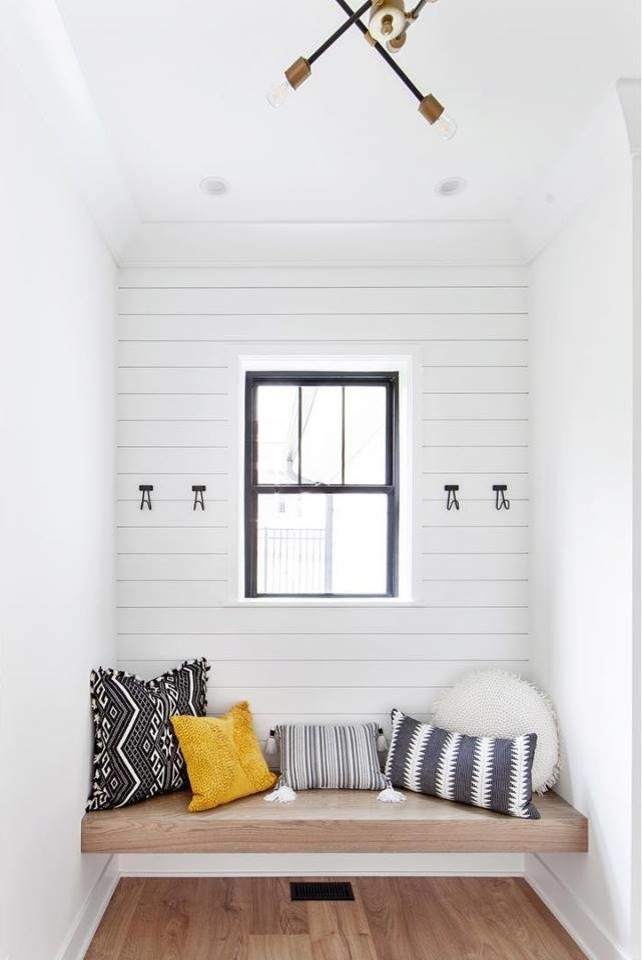 シャーロットにある高級な小さなカントリー風のおしゃれなマッドルーム (白い壁、淡色無垢フローリング、ベージュの床) の写真