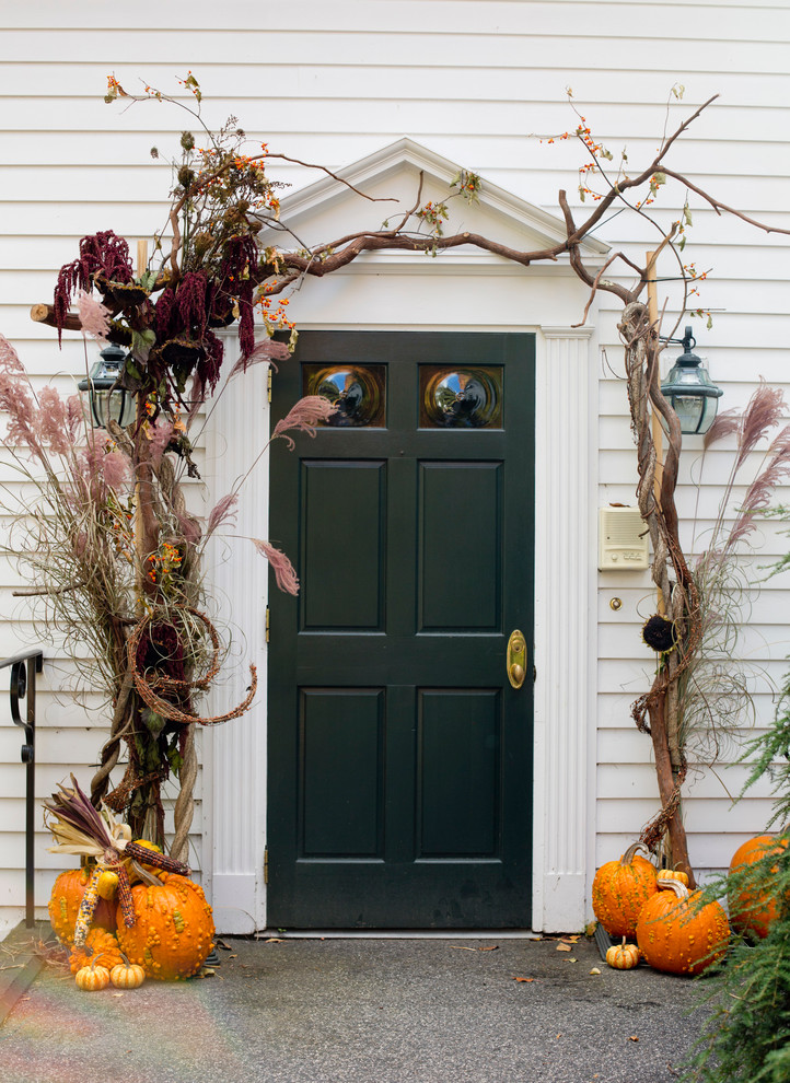 Example of a classic entryway design in New York