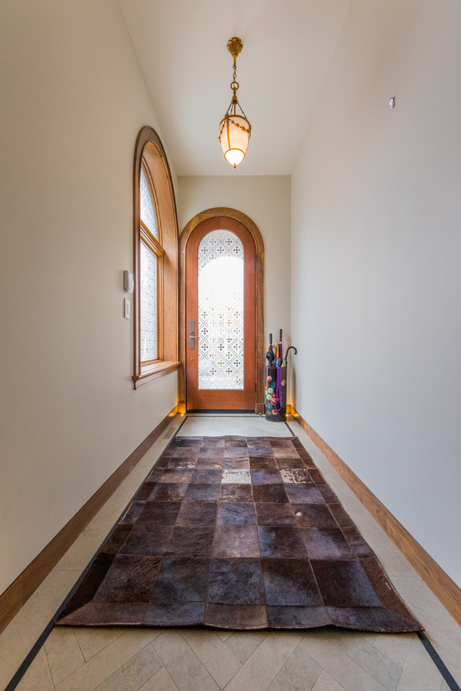 Inspiration pour une porte d'entrée traditionnelle de taille moyenne avec un mur beige, un sol en carrelage de céramique, une porte simple, une porte en verre et un sol gris.
