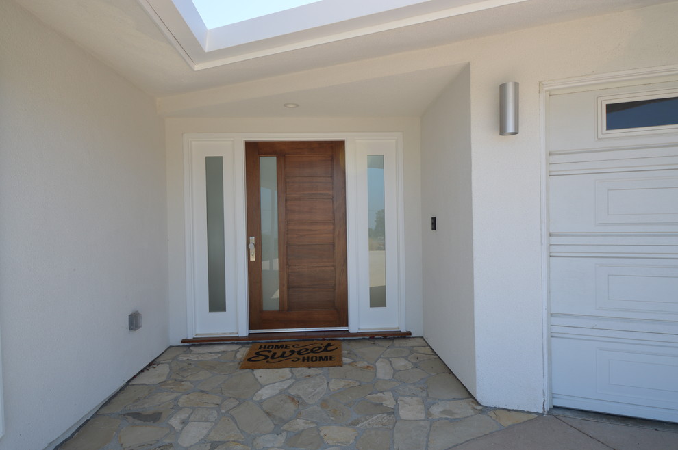 Aménagement d'une porte d'entrée rétro de taille moyenne avec une porte simple et une porte en bois brun.