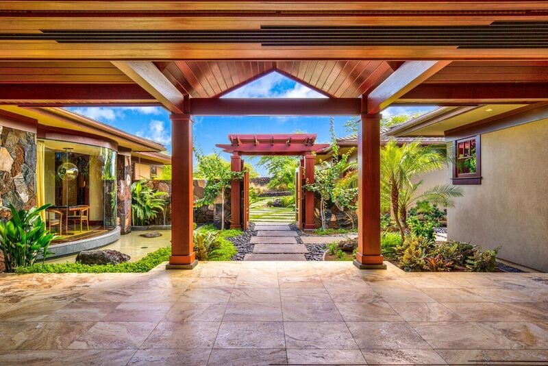 Große Rustikale Haustür mit beiger Wandfarbe, Marmorboden, Doppeltür und hellbrauner Holzhaustür in Hawaii