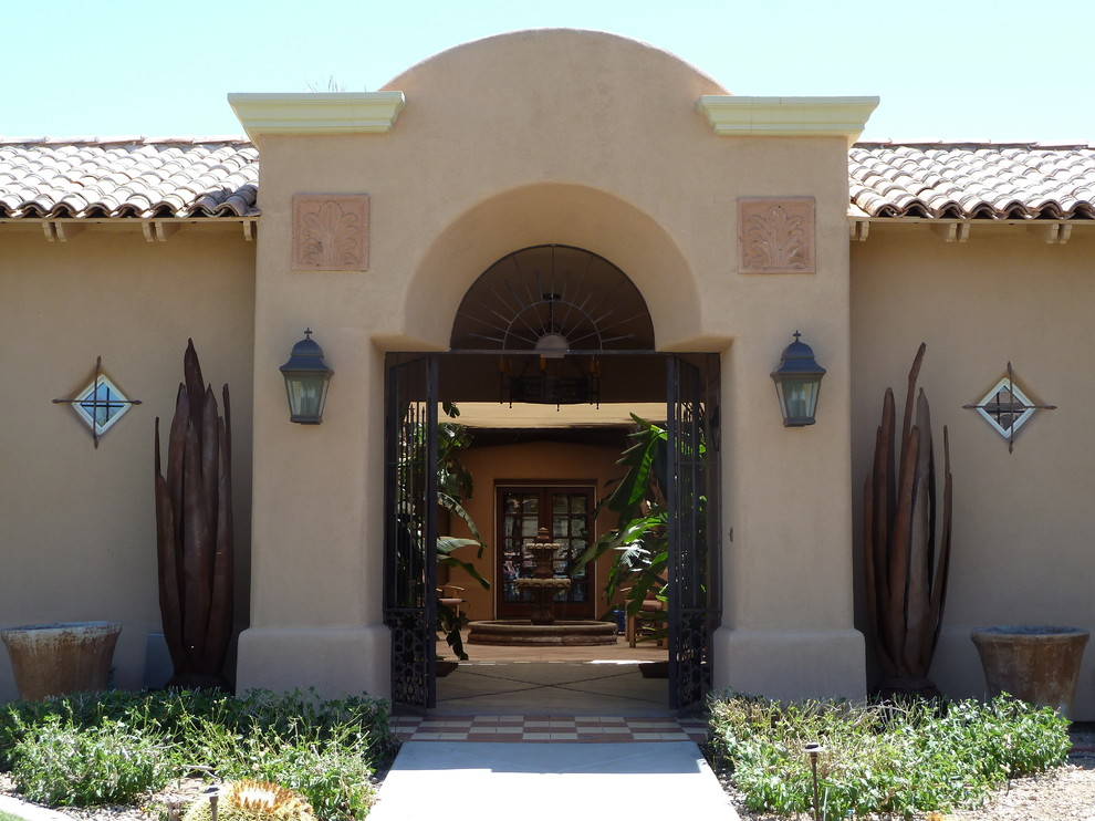 Große Mediterrane Haustür mit beiger Wandfarbe, Terrakottaboden, Doppeltür und Haustür aus Glas in Phoenix