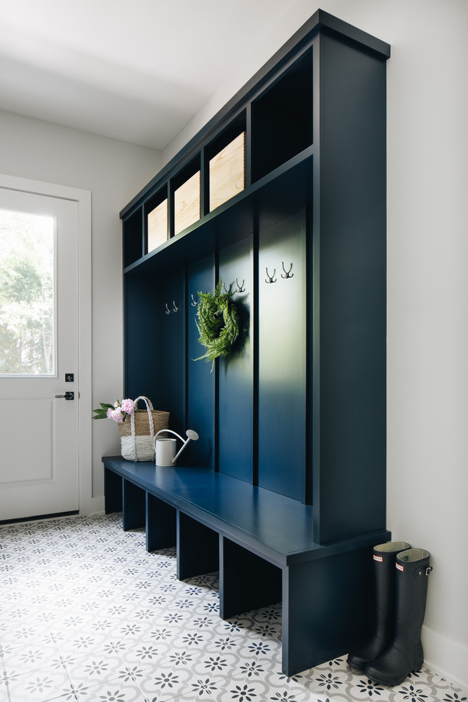 Свежая идея для дизайна: тамбур в морском стиле с серыми стенами, одностворчатой входной дверью, белой входной дверью и разноцветным полом - отличное фото интерьера