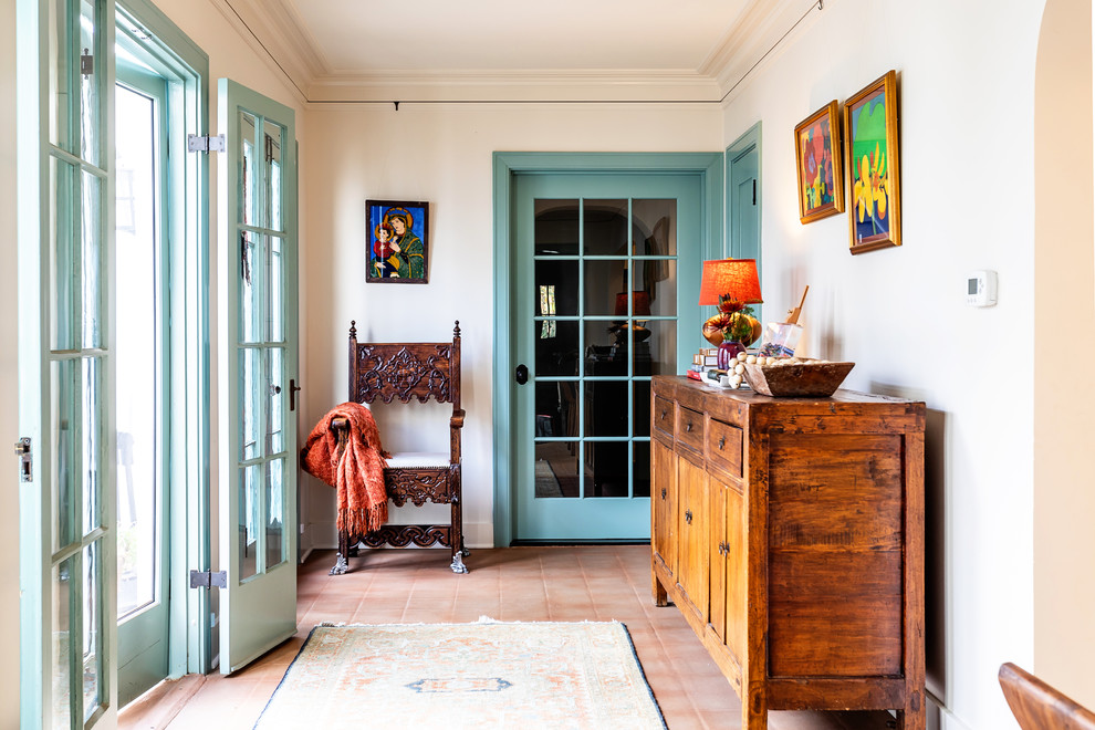 Idéer för att renovera ett mellanstort vintage kapprum, med beige väggar, en dubbeldörr och en blå dörr
