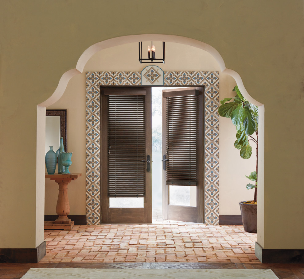 Стильный дизайн: большая входная дверь в средиземноморском стиле с бежевыми стенами, кирпичным полом, двустворчатой входной дверью и стеклянной входной дверью - последний тренд