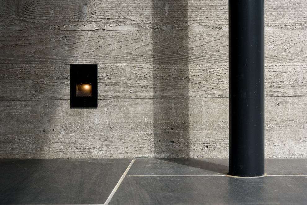 Idées déco pour une grande porte d'entrée contemporaine avec un mur gris, un sol en carrelage de céramique, une porte double, une porte noire et un sol noir.