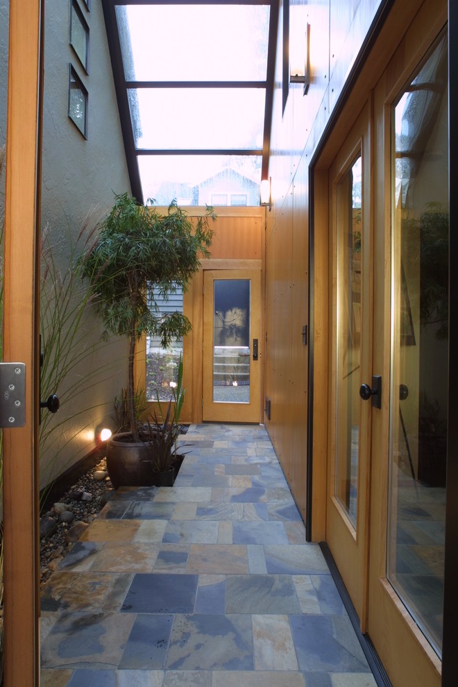 Foto de hall minimalista grande con puerta simple y puerta de madera clara