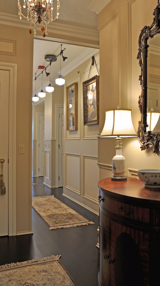 Kleines Klassisches Foyer mit beiger Wandfarbe, dunklem Holzboden, Einzeltür und dunkler Holzhaustür in Chicago