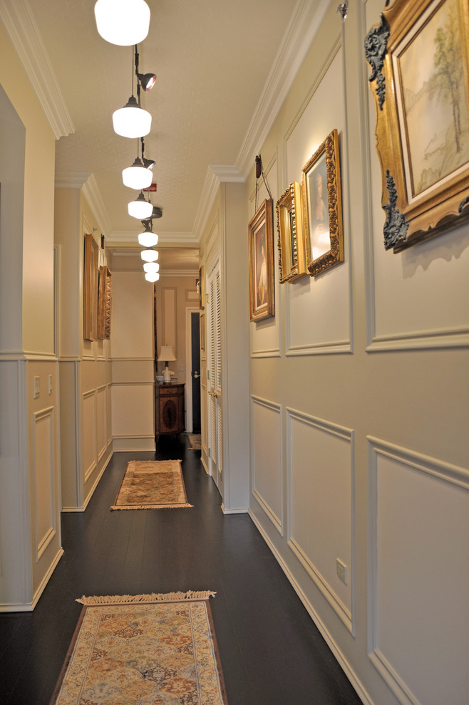 Foto de hall clásico de tamaño medio con paredes beige, suelo de madera oscura, puerta simple y puerta de madera oscura