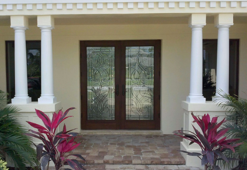 Idee per una grande porta d'ingresso mediterranea con pareti beige, una porta a due ante, una porta in vetro e pavimento in mattoni