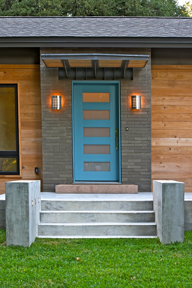 Свежая идея для дизайна: прихожая в современном стиле с синей входной дверью - отличное фото интерьера
