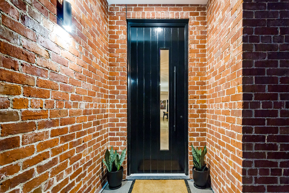 Große Moderne Haustür mit roter Wandfarbe, Porzellan-Bodenfliesen, Einzeltür, dunkler Holzhaustür und grauem Boden in Adelaide